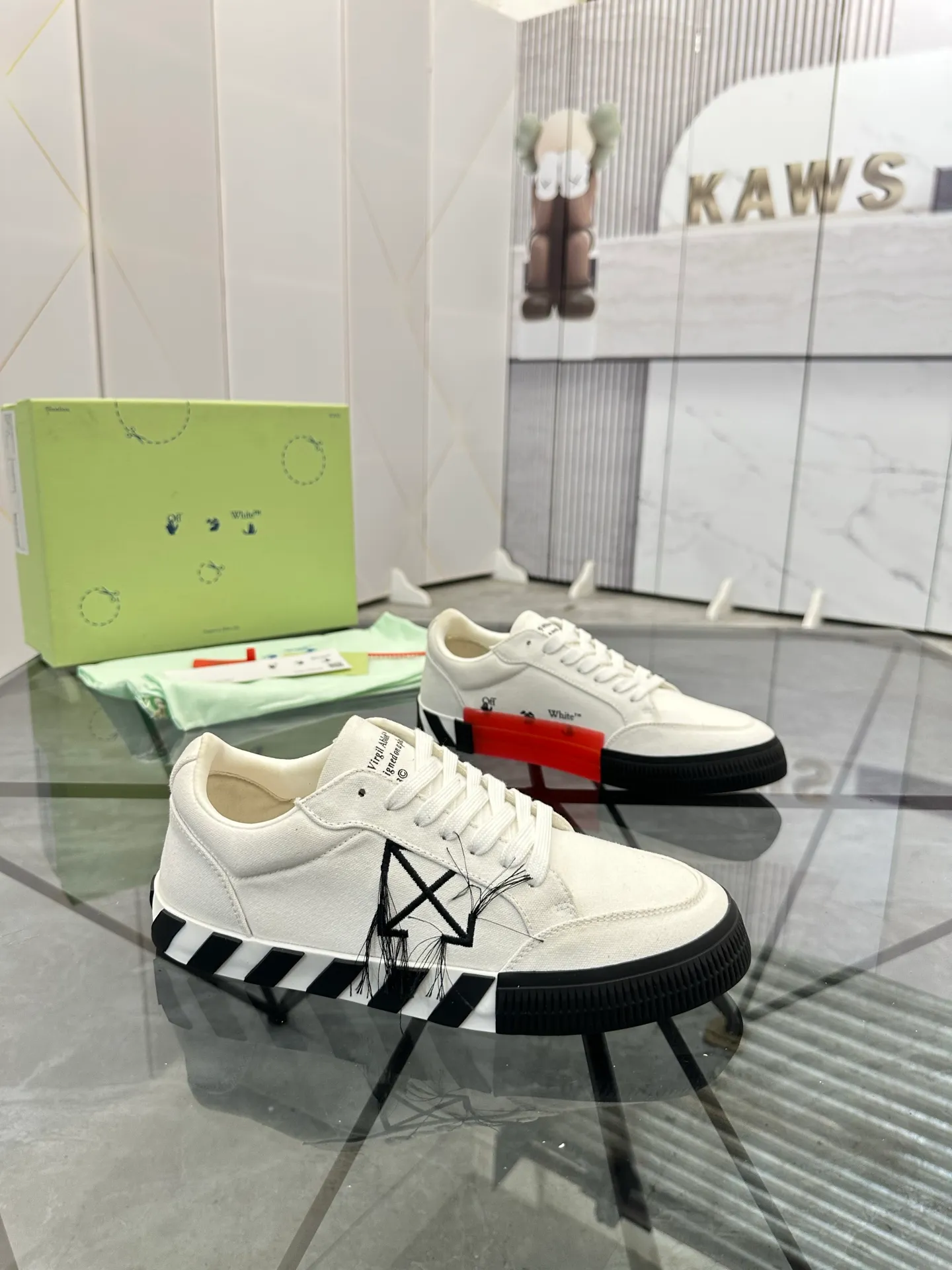 Selling men's shoes 💰: 💰P440¥ Product trademark: OFF WHITE *"OFF WHITE*" low-top casual shoes Regular size: 35-45 (can be customized to 46) Couple style Product materials: original material from the upper counter, breathable lining, original outsole. No.: H203